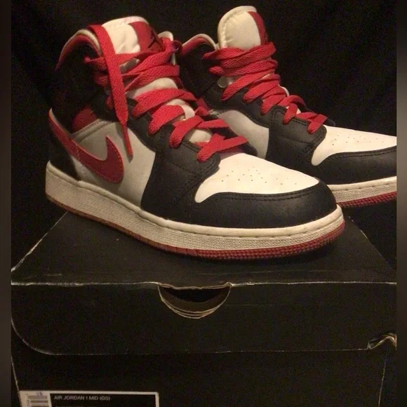 Big kids Jordan 1 Mid Very Berry (GS) - Picture 7 of 9